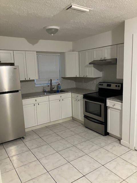Building Photo - 701 SW 9th St Unit Apartment 3