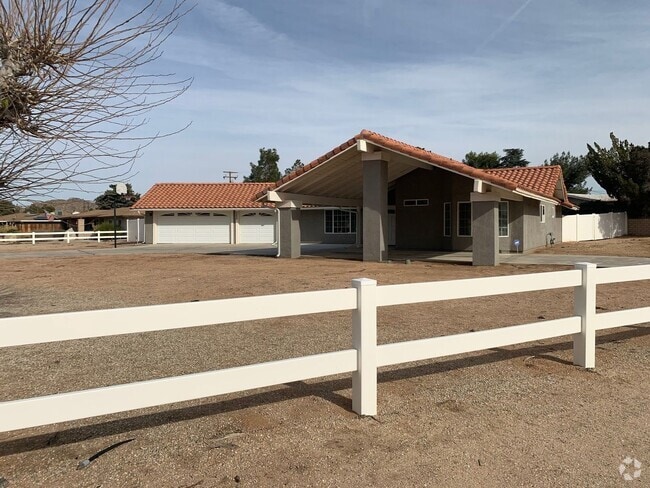Building Photo - Beautiful Desert Knolls Home