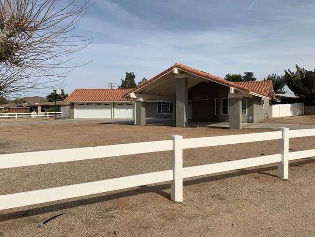 Beautiful Desert Knolls Home - Beautiful Desert Knolls Home
