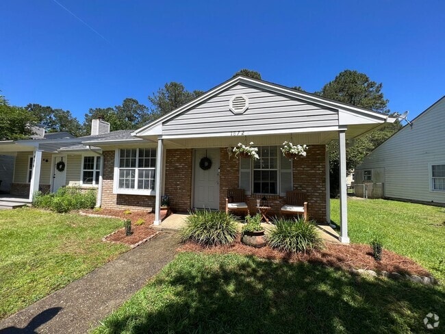 Building Photo - Family Friendly 2 Bedroom Duplex Available... Rental