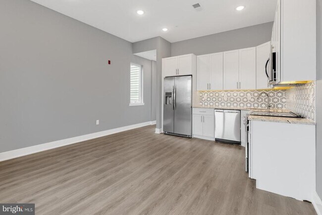 Building Photo - 2119 N Front St Unit 304