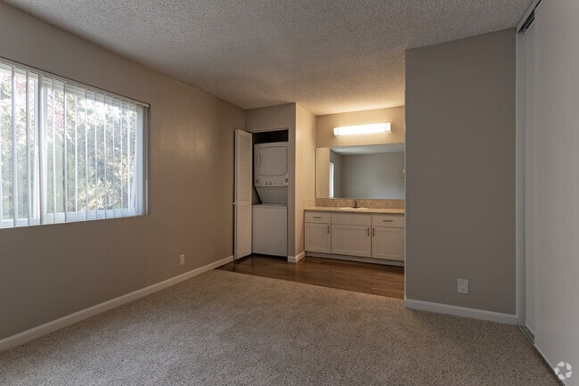 2BR, 1.5BA - 1233 SF