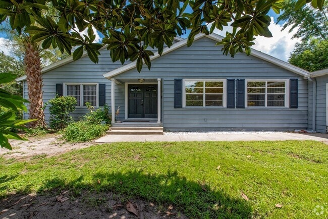 Building Photo - Updated 3/2 House with Bonus Room in Lake ...
