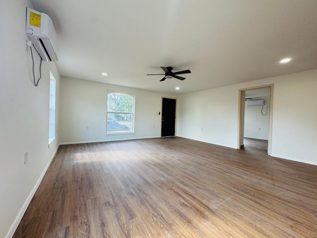 Photo - 39 W 9th St