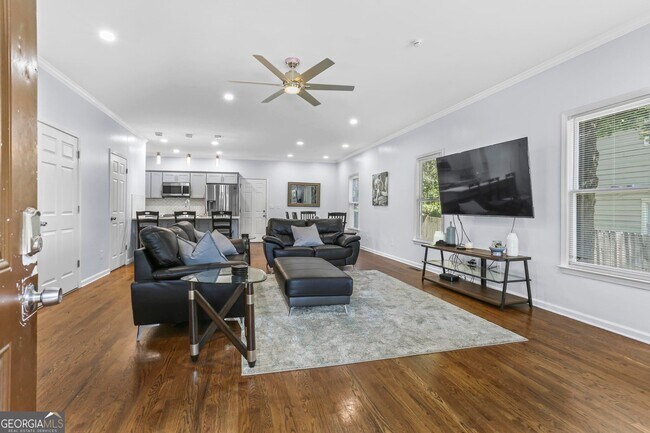 Photo - 687 Windsor St SW