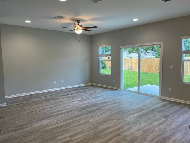 Large living space, easy outside access - 1745 Charlotte St