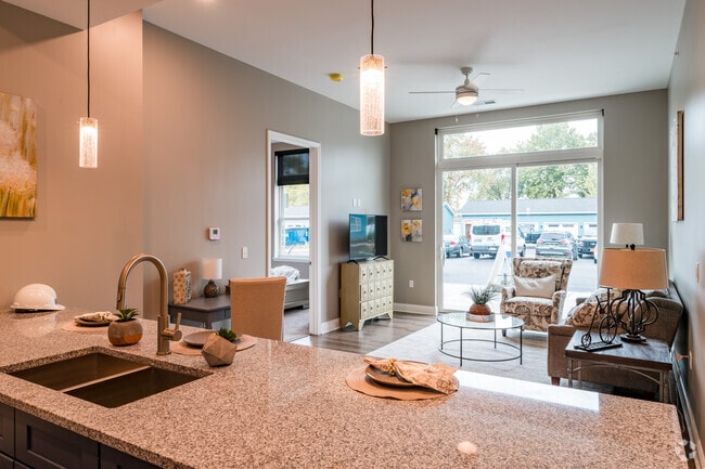 2BR, 2BA - 1015SF - Living Area