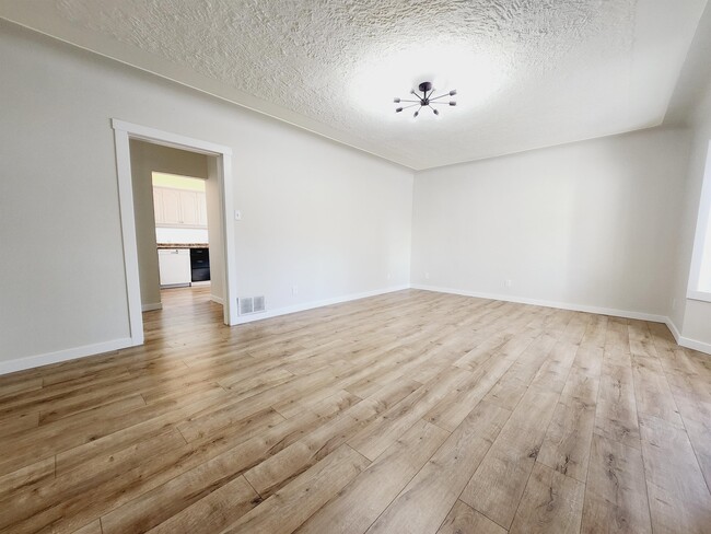 Photo - 12925-12117 117 St NW