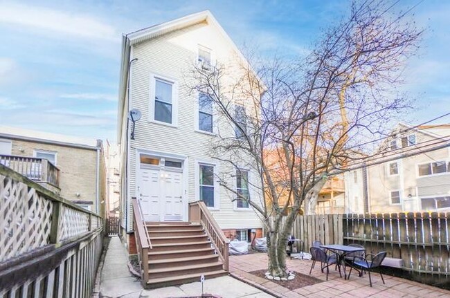 Building Photo - 1414 W Fletcher St Unit 1R Rental
