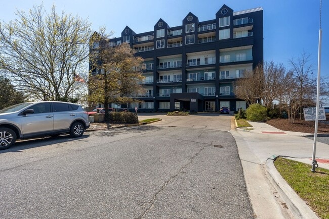 Building Photo - DOWNTOWN AREA Unit 510