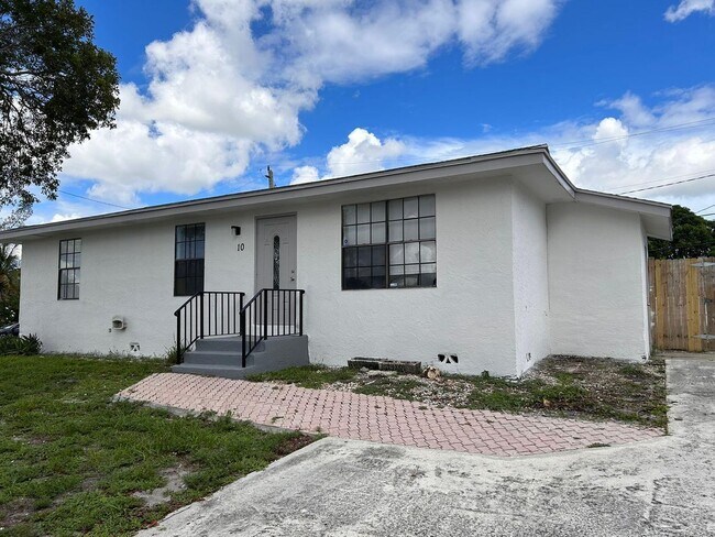 Photo - 10 E Gateway Blvd House