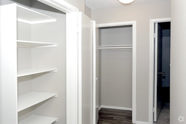 3BR, 2BR - 1300 SF