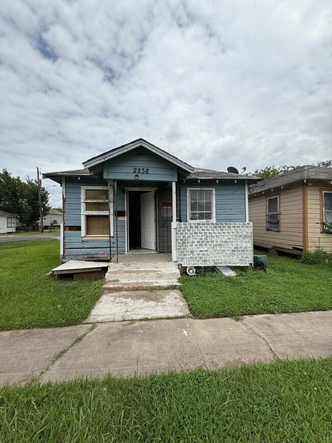 Photo - 2238 Hutton St