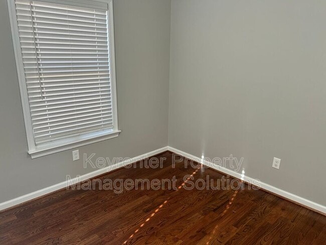 Building Photo - 33 Oak Ln