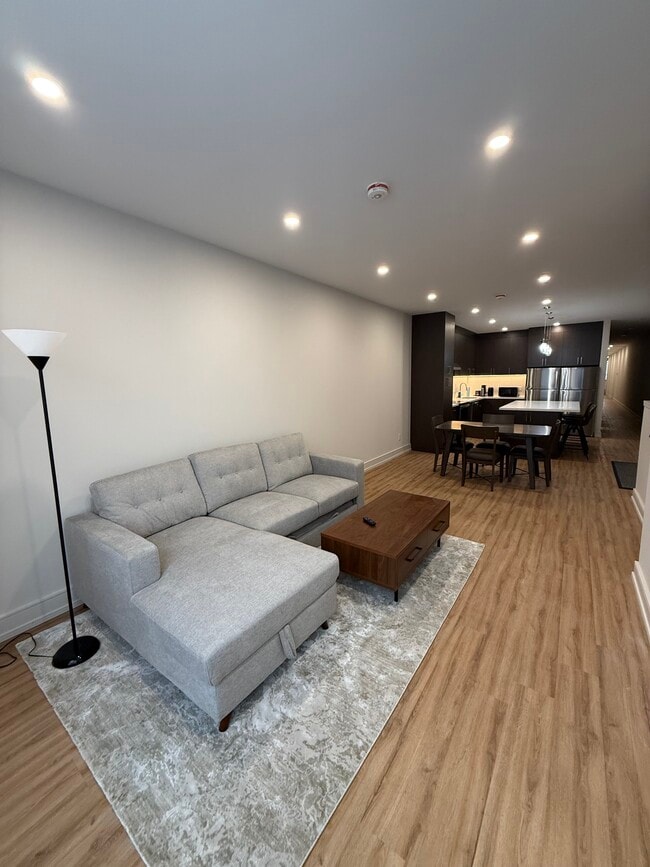 Photo - 587 College St Unit s 1-4