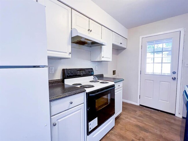 Photo - 200 Uhland Rd