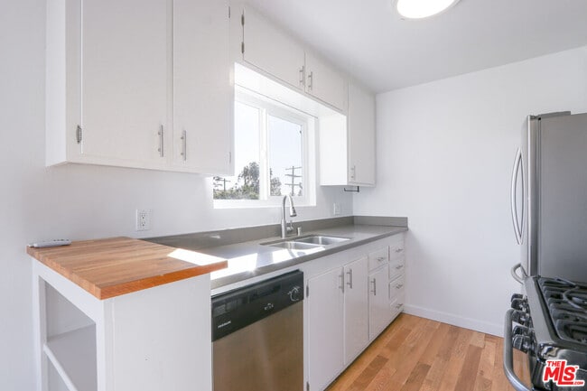 Photo - 609 Hayworth Ave Unit 105