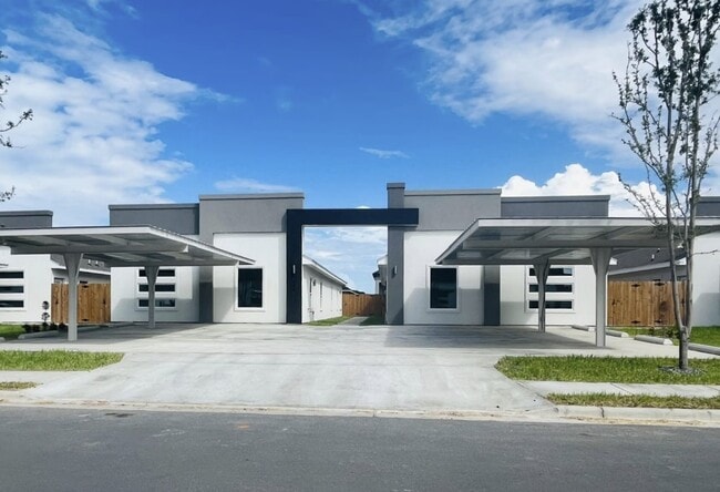 Building Photo - 1606 Angelina Dr Unit 1