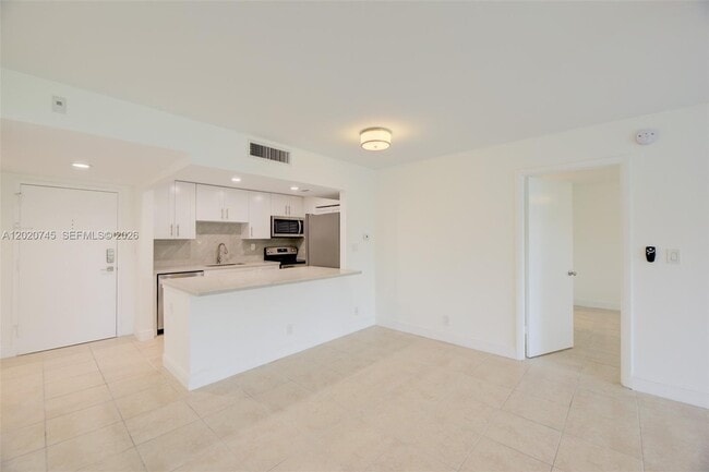 Building Photo - 200 Lakeview Dr Unit 211
