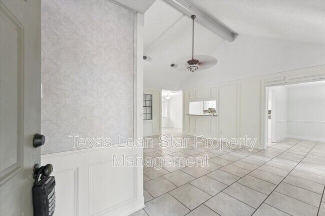 Photo - 208 Cliffbrook Ln