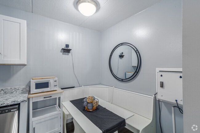 2BR, 2BA - 900SF - Dining Area