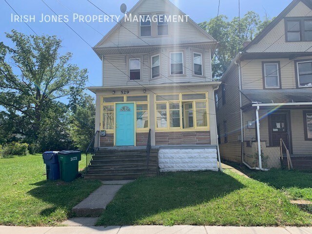 Building Photo - 529 Winslow Ave Unit Upper