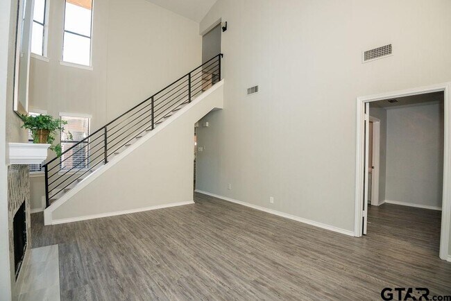 Photo - 5911 Hollytree Dr