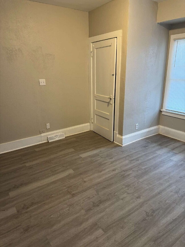Photo - "Milwaukee Duplex: 3 Bedroom 1 Full Bath Lower Unit Lower