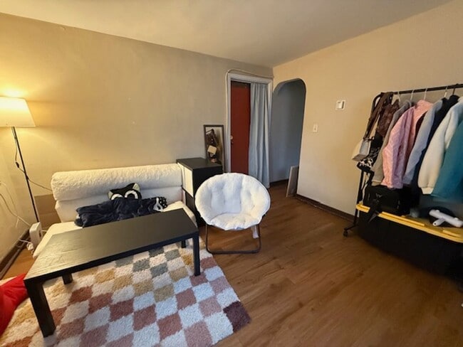 606 E Elm St