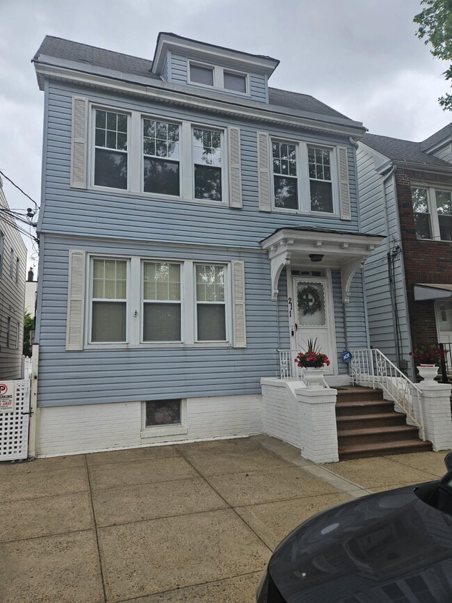 Building Photo - 211 McAdoo Ave Unit 2nd Floor