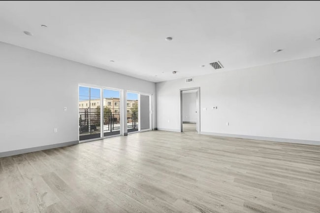 Building Photo - 7040 Woodman Ave Rental