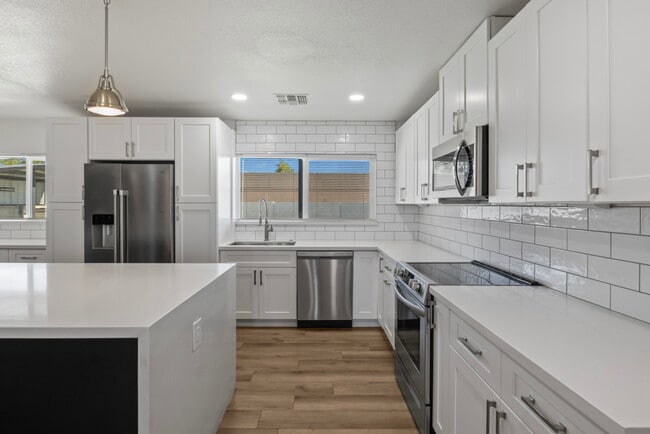 Photo - 2166 E Greenway Dr