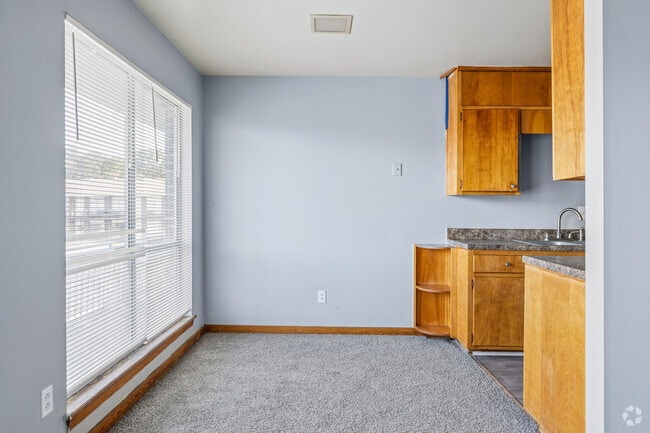 1BR, 1BA - 750SF - Dining Room - Twin Gates