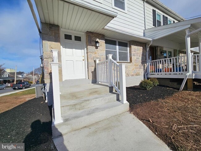 Photo - 301 E 4th St