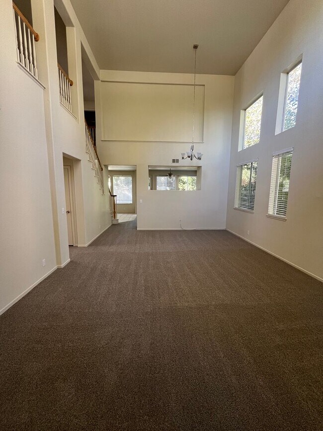 Photo - Large 5 Bedroom Home in Mace Ranch