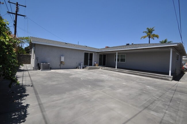 Building Photo - 7BD on Mary Lane! Huge Front Patio, Back Y... Rental