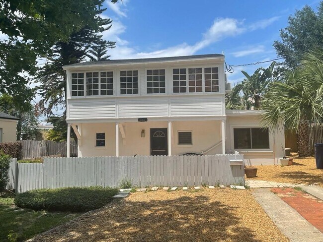 Building Photo - 367 Holt Ave