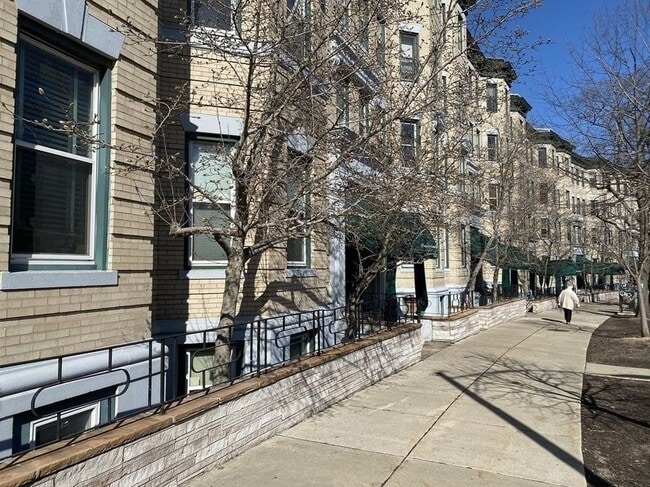 Building Photo - 1427 Commonwealth Ave Unit 204