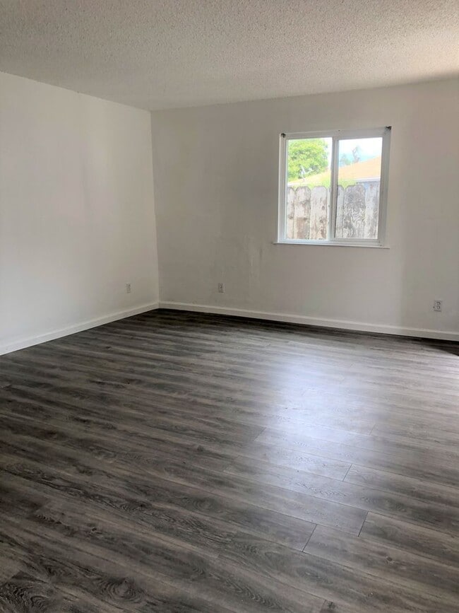 Building Photo - 2 bedroom 2 bath duplex Rental