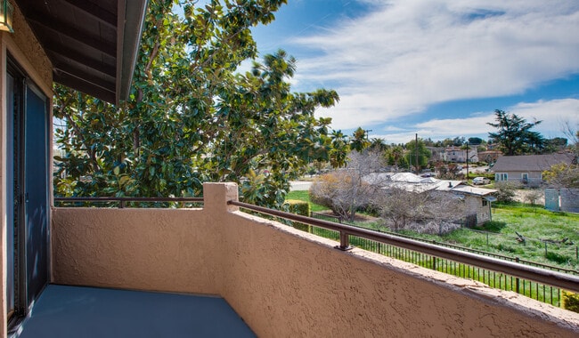 Disfrute de su balcón privado junto a la sala de estar - Hidden Cove Apartments
