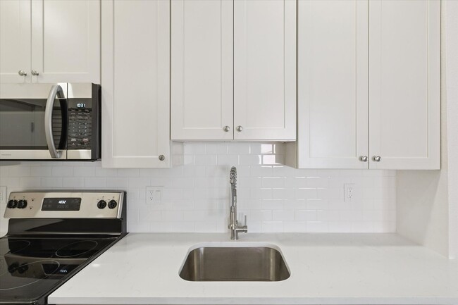 Photo - Fall 2026 Pre-Lease RENOVATED STUDIO Apart... Unit 1620 Walnut St #2