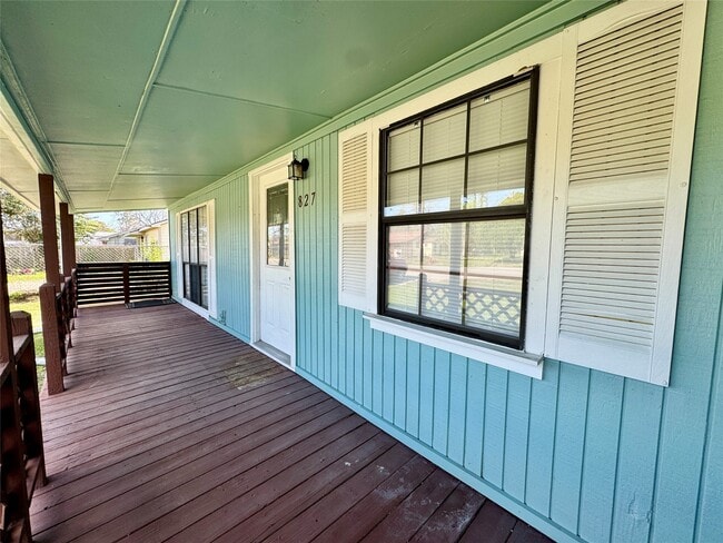 Photo - 827 Becker St