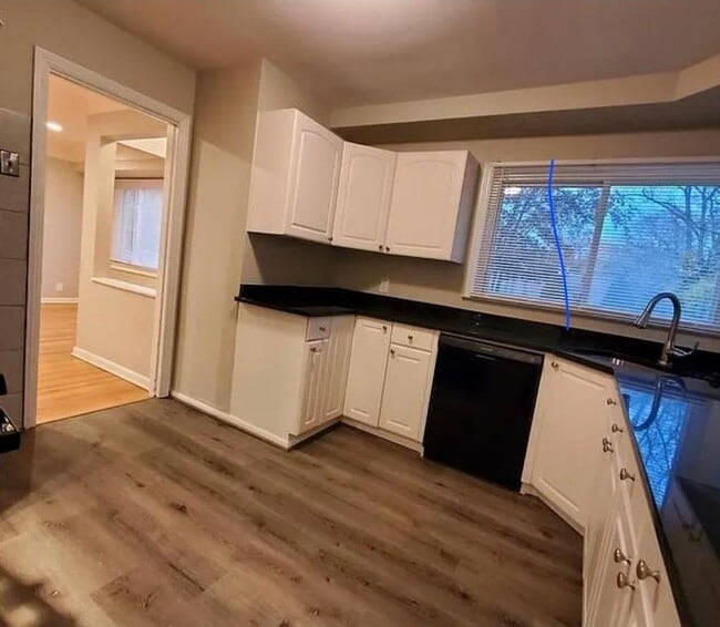 Building Photo - Welcome Home!!!  Oak Park 3 bedroom brick ranch