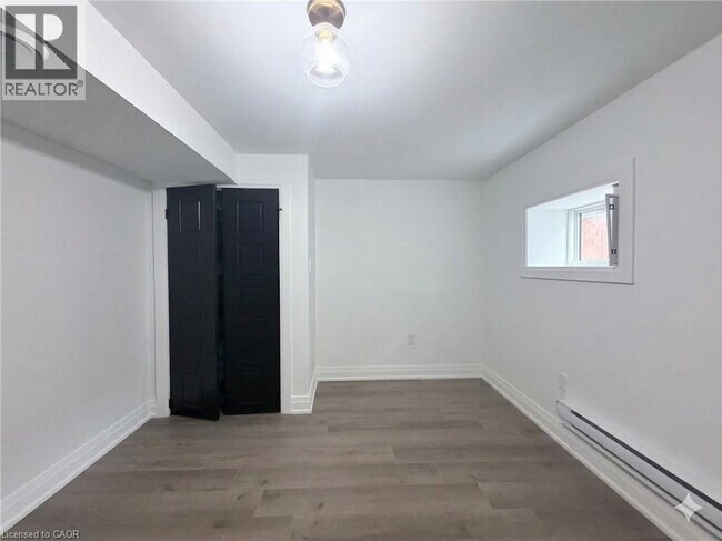 Photo - 184 Ottawa St S