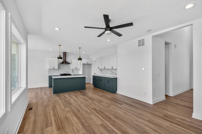 Building Photo - 1130 NW Sproul Dr
