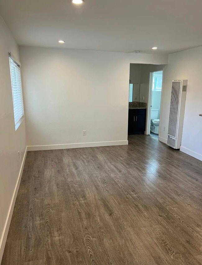 Photo - 5912 Willoughby Ave