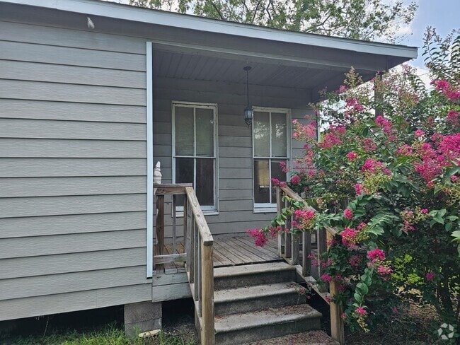 Building Photo - Three Bedroom House For Lease