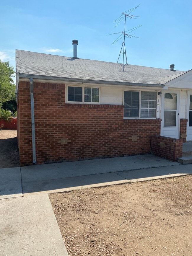 Building Photo - 300/302 16th Avenue Court Unit 300