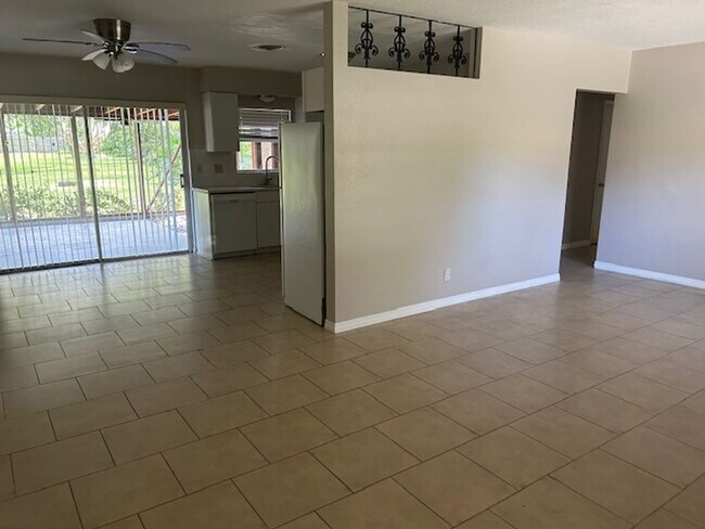 Photo - Beautifully landscaped 2/1/1 Jungle Prada ...