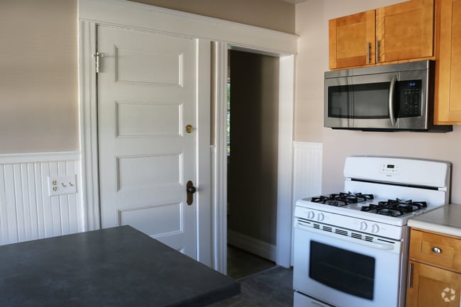 Building Photo - 33 1/2 Bly St Unit #2 Rental